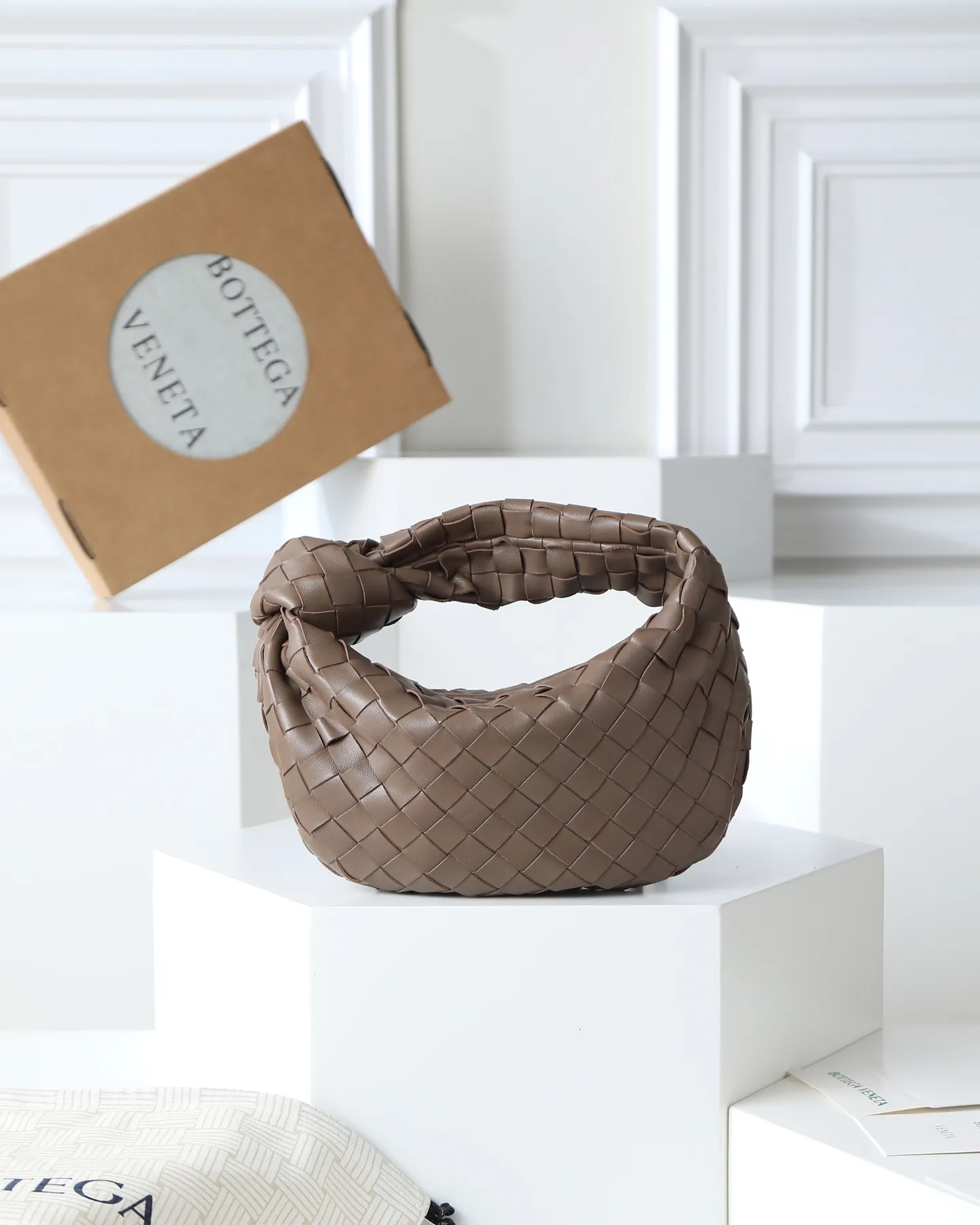800. Bottega veneta͙.——-The latest braided and knotted hobo🔥 The top-grade lambskin leather is very soft, the bag shape is unique, practical and durable. It retains the traditional weaving elements while being a bit more flamboyant ~ Made of hand-woven sheepskin, zipper opening and closing, curved seamless structure, effortless to match. Highly recommended⚠️⚠️⚠️ The most high-end in the market🌈Welcome to compare [Factory complete package] size: 23x15x5cm.   Model: 651876